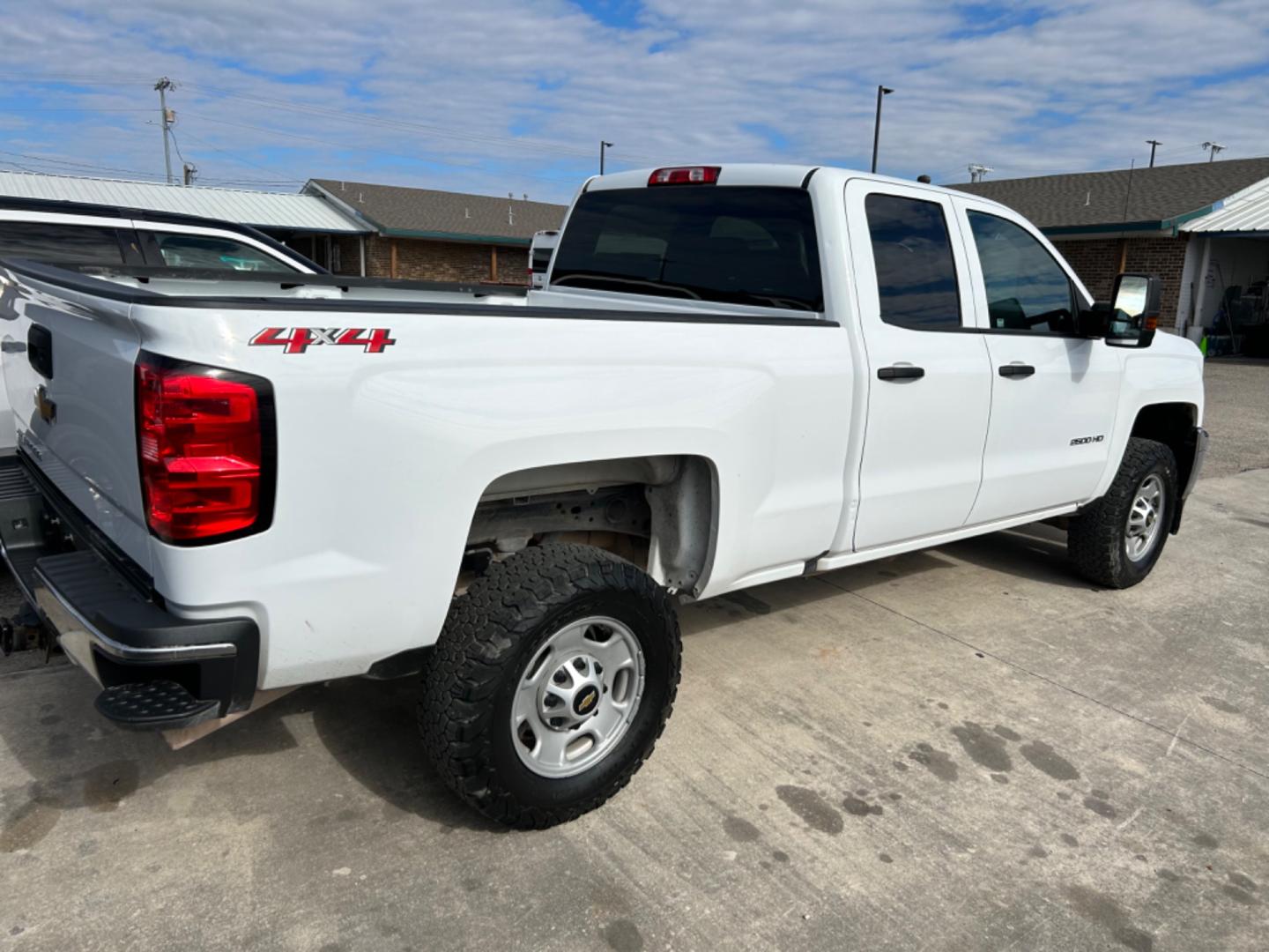 2019 White /Grey Chevrolet Silverado 2500HD Work Truck Double Cab 4WD (2GC2KREG8K1) with an 6.0L V8 OHV 16V engine, 6A transmission, located at 1687 Business 35 S, New Braunfels, TX, 78130, (830) 625-7159, 29.655487, -98.051491 - Photo#2